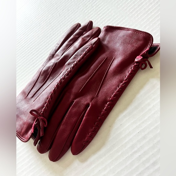Burgundy Soft Napa leather Women’s gloves, with side-laced up-detail. (M) 7/7.5” - Picture 6 of 12